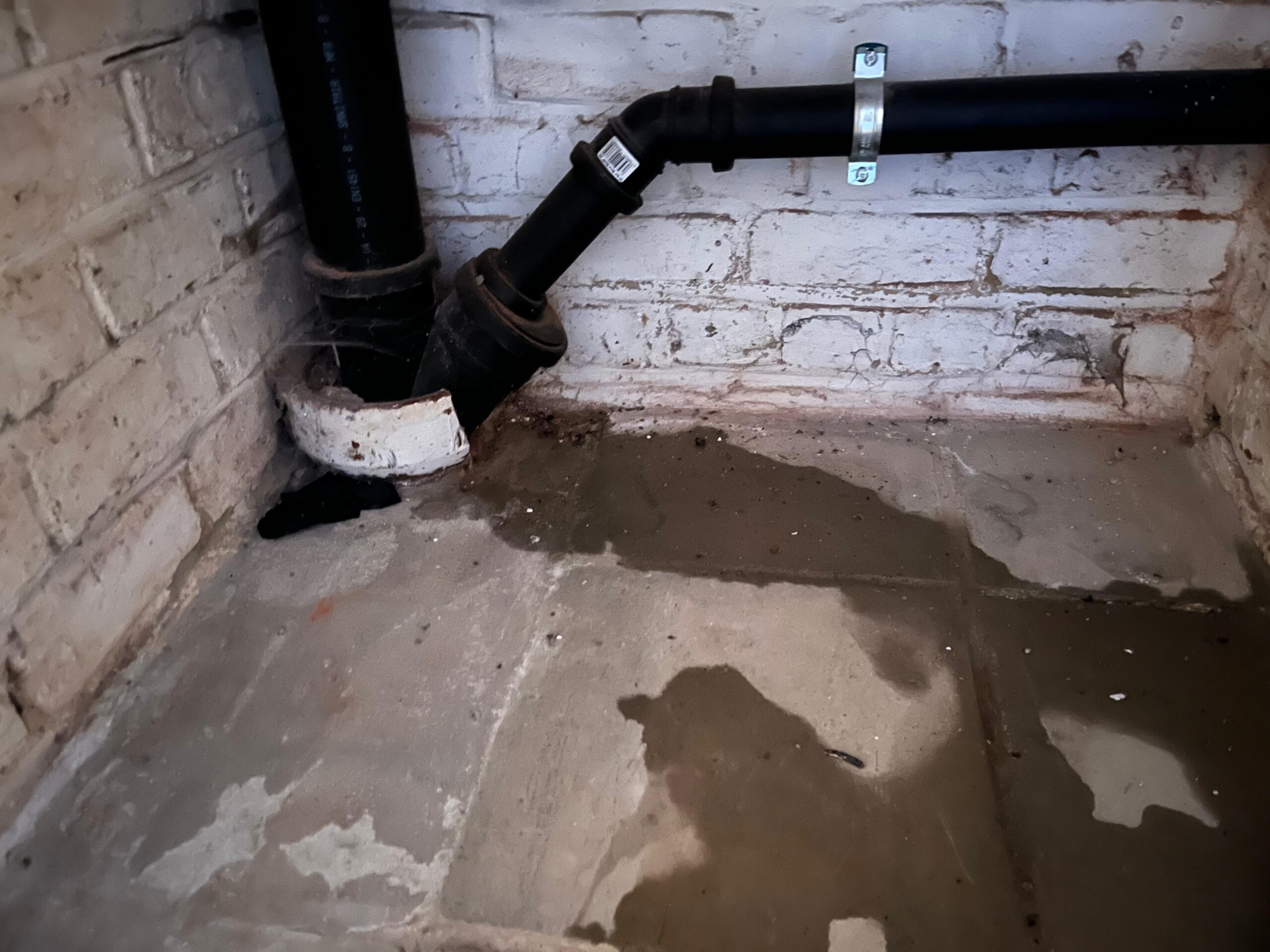 Tuyau cave ms débouchage Tuyau dans la cave qui donne une mauvaise odeur